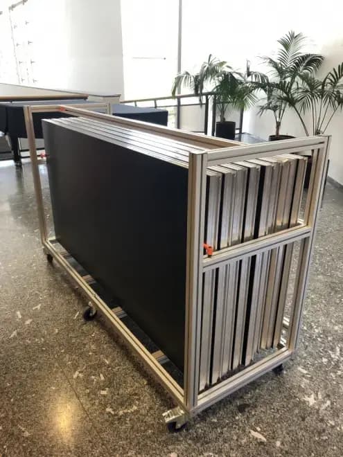 Chariot praticables en position de transport avec podium rangé verticalement