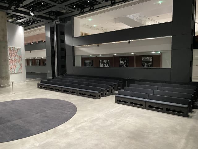 Gradins modulables noirs installés dans un espace culturel moderne