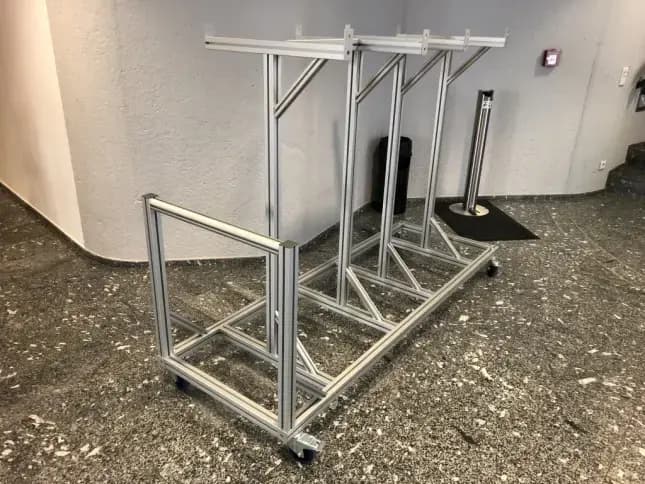 Détail chariot praticables avec rangement optimisé des accessoires et podium