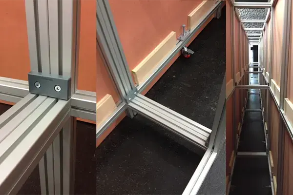 Système d'assemblage robuste entre blocs cimaise mobile pour construction modulaire