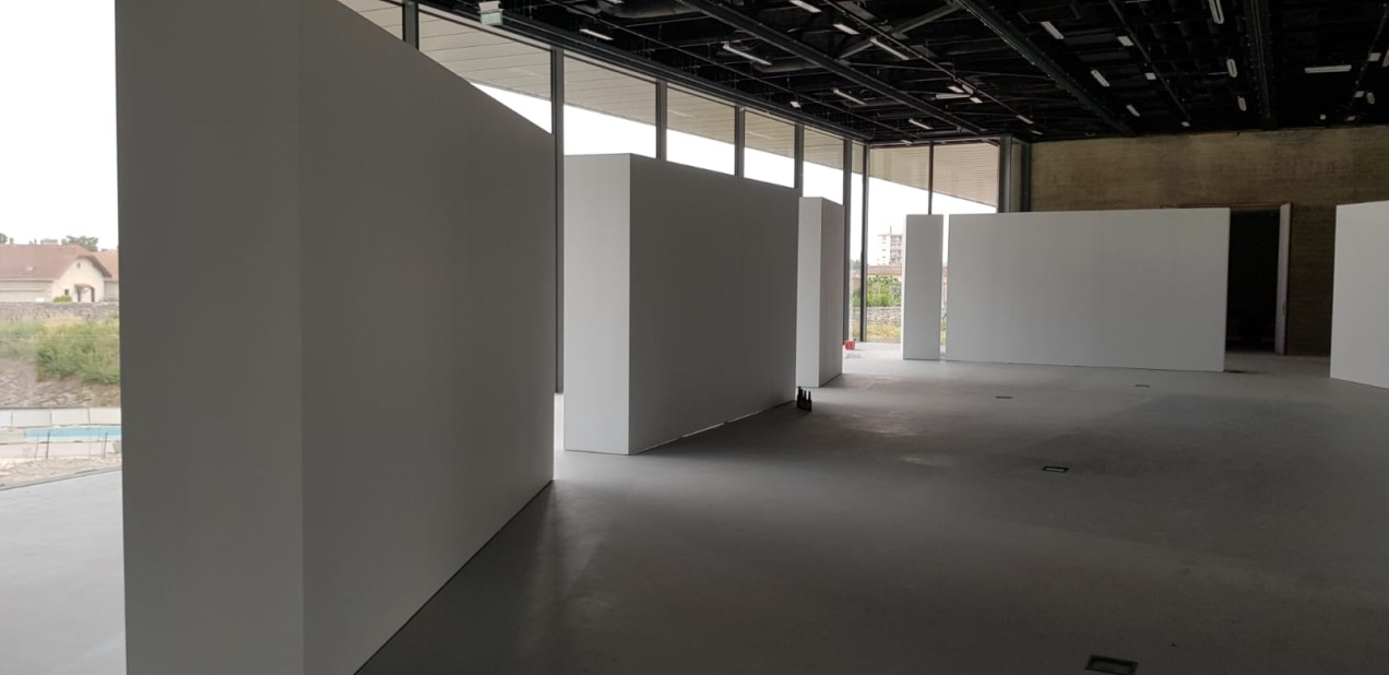 Cimaise mobile pour Musée ou salle d'exposition / 2400x700mm / hauteur 2800 mm
 80 ml construit pour l'école nationale de photographie de Arles / juin 2019